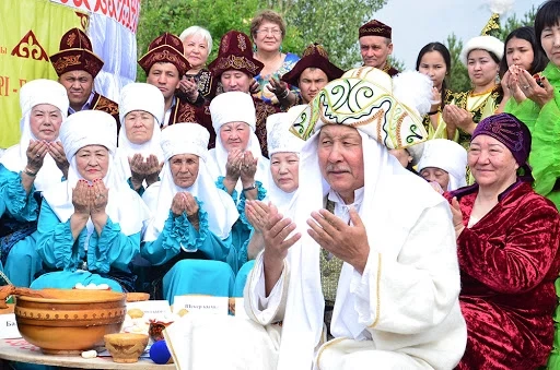 Олар қысқа адамдарды ұрады Милфтің жеке суреттері