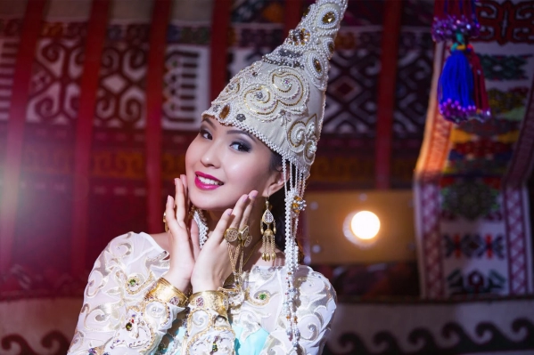 Шұлық пен өкшесі бар шұлық киген сексуалды қыздар