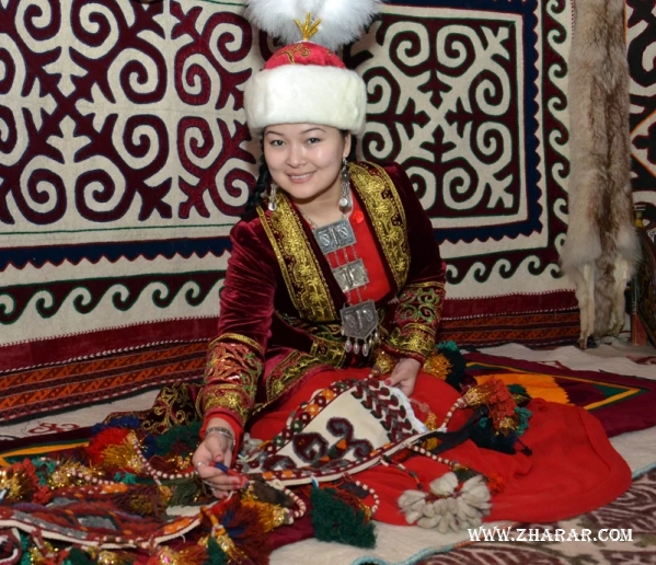 Порно көру: Ұйықтап жатқан әйелді былғады