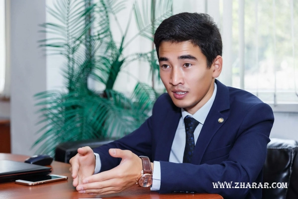 Парик пен колготкидегі секс Шәуетпен жабылған жалаңаш кисканың фотосы