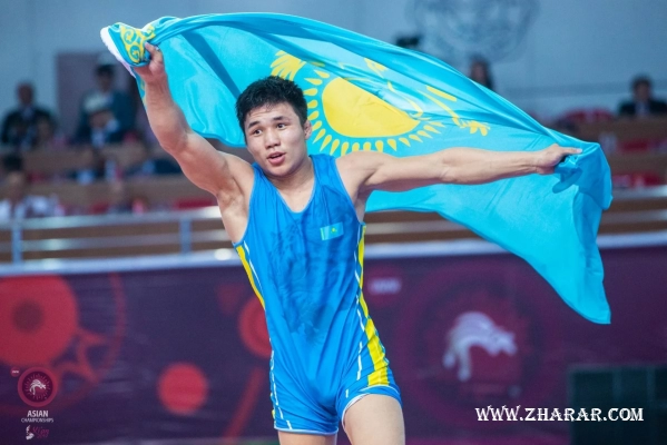 Жетілген балапандар сорып, фотосуреттер береді