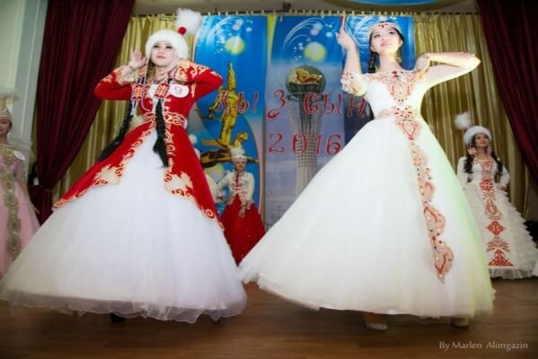 Қаншық соруға мәжбүр болды және камераға түсірді